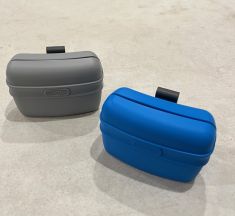 Tidbit pouch with belt clip for training Hawks, Falcons or dogs. Comes in two colors